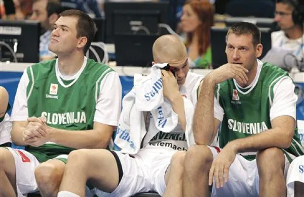 Podoba dela slovenske klopi po porazu z Grčijo - z leve Uroš Slokar, Edo Murić in Goran Jagodnik