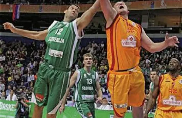 Slovenski košarkarji so danes po slabi predstavi izgubili z Makedonijo. Foto: Reuters