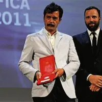 Za scenarij sta bila nagrajena Efthimis Filippou in Yorgos Lanthimos za film 