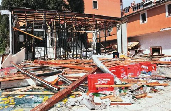 Ankarančane že en mesec bodejo v oči odpadki pred nekdanjo slaščičarno sredi naselja.