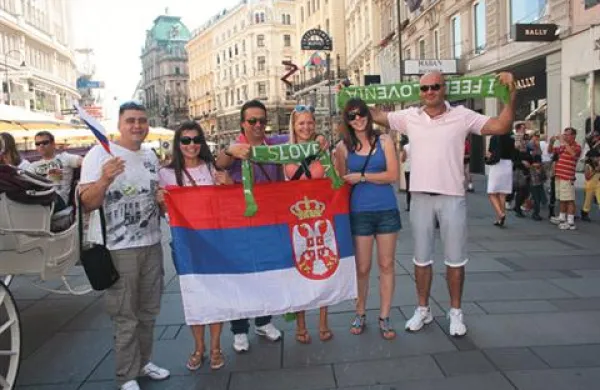Pred začetkom tekme na Dunaju so se dodobra spoznali že slovenski in srbski navijači. 
