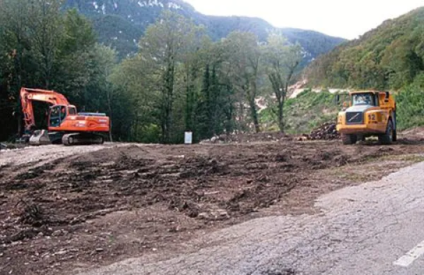 Začela se je sanacija plazu Stogovce nad vasjo Lokavec.  