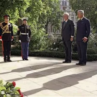 Žrtvam 11. septembra 2001 so se poklonili tudi britanski princ Charles, premier David Cameron in in ameriški veleposlanik v Veliki Britaniji Louis Susman. Foto: Reuters