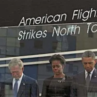 Slovesnosti na “točki 0” sta se danes udeležila tudi nekdanji predsednik ZDA George Bush z ženo Barbaro in sedanji predsednik  Barack Obama z ženo Michelle. Foto: Reuters