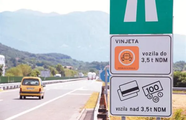 Darsove nadzorrnike napadajo predvsem tujci.