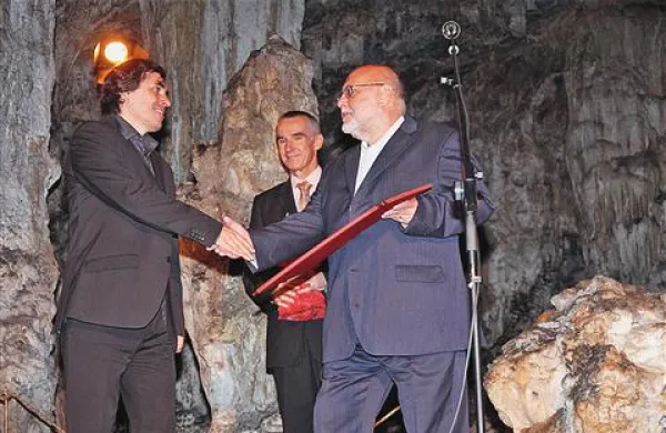 Mircea Cartarescu je nagrado prejel iz rok predsednika Društva slovenskih pisateljev Milana Jesiha  in  direktorja Primorskih novic  Leona Horvatiča
