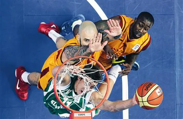 Goran Dragić (z žogo) je pokazal največ energije, ob njem sta Pero Antić in  Bo McCalebb