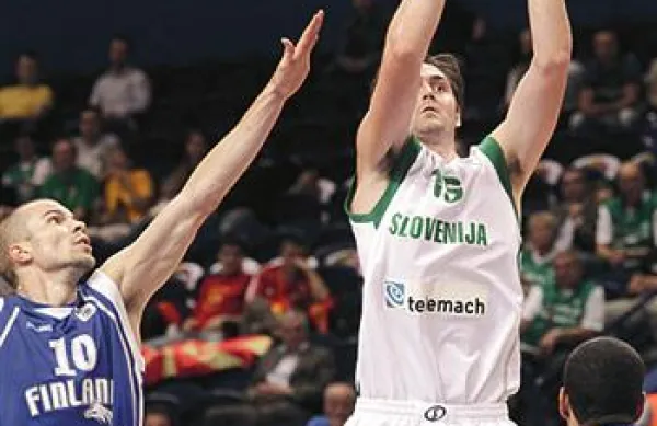 Slovenci so si z zmago nad Finci zagotovili nastop v četrtfinalu evropskega prvenstva v Litvi.  