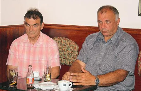 Bojan Žlender, generalni direktor direktorata za promet (levo), in Bojan Sever, župan občine Idrija, obljubljata zakonito rešitev 