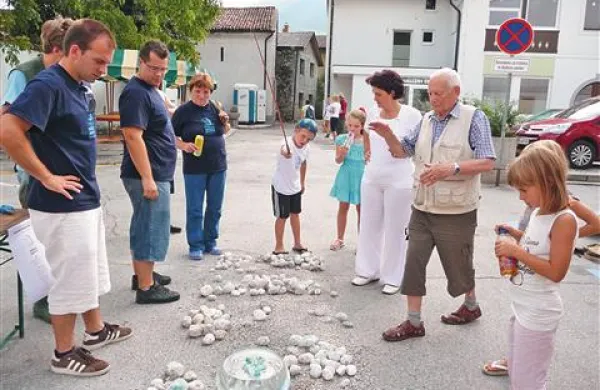 Ribičke so ugnale ribiče