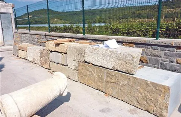 V kamnoseški delavnici v Sečovljah so sestavili  prvih deset metrov zidu, ki sodi na valobran. Začeli so  tudi restavrirati poškodovane bitve in potrdili  vzorec obdelave tlaka.   