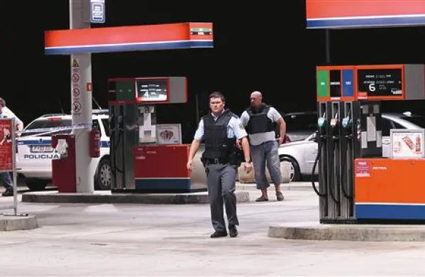 Policisti so s trakovi omejili dostop do točilnih mest na bencinski črpalki in prodajalne. Oblekli so  neprebojne jopiče.