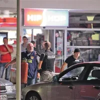Zamaskiran neznanec je iz prodajalne menda odnesel le nekaj sto evrov gotovine in izginil ...