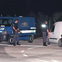 Oboroženi policisti na eni od blokad na izolski Južni cesti