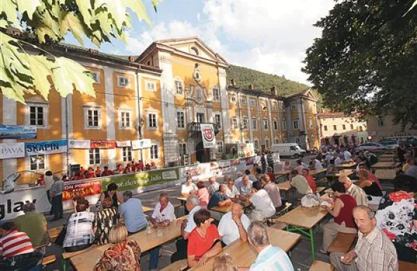 Obiskovalci so napolnili trg pred Lanthierijevim dvorcem