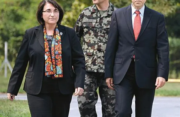 Obrambna ministrica Ljubica Jelušič in zunanji minister Samuel Žbogar sta poudarila pomen sodelovanja slovenskih vojakov na misijah v tujini.