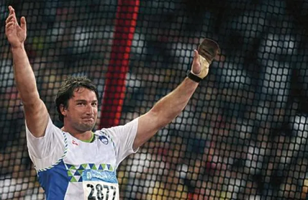 Primož Kozmus je na atletskem mitingu svetovnega izziva Iaaf v Zagrebu v metu kladiva zasedel drugo mesto.