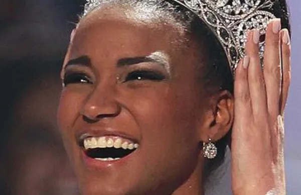 Laskavi naslov Miss Universe je pripadel 25-letni Angolki Leili Lopes.
