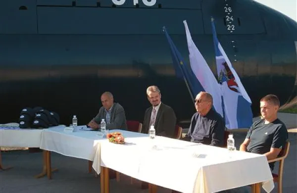 Pred podmornico so o njej  in o 5. vojaškem festivalu spregovorili (z leve) Janko Boštjančič,  Robert Smrdelj,  Marjan Pogačnik in Martin Premk