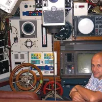 Društvo Podmorničar je podmornico do zdaj lepotičilo, v  prihodnje  pa želi vanjo vstaviti še različne realistične simulacije. Na fotografiji je vodja projekta PVZ Janko Boštjančič.