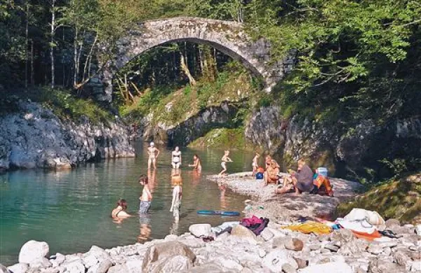 Pod Napoleonovim mostom je eno najbolj priljubljenih kopališč na prelepi Nadiži