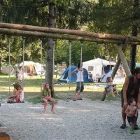 Kamp v Podbeli  s športnimi igrišči in igrišči za otroke  ponuja vse za prijetno dopustovanje