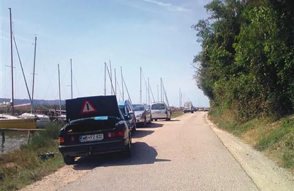 Vzdolž Jernejevega kanala že leta vozniki parkirajo vozila ob robu ceste, kamor pa pristojnosti redarjev ne sežejo, saj se nahaja v krajinskem parku. Krajani predlagajo rešitev:  občina naj jasno začrta mejo.   