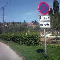 Vozniki se ne ustrašijo niti tega prometnega znaka, saj redno parkirajo vzdolž Jernejeva kanala, kjer imajo na črno vezana svoja plovila.  
