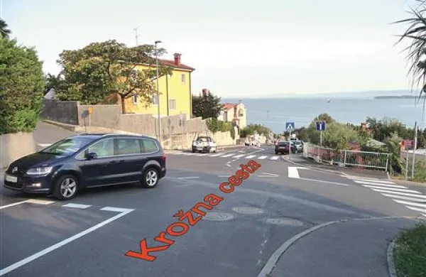 Z novo prometno ureditvijo se bo spremenil  potek prednostne ceste. “Glavna”  bo postala Krožna cesta, Dolga reber se bo priključevala nanjo, kar pomeni, da ji bodo odvzeli status prednosti.