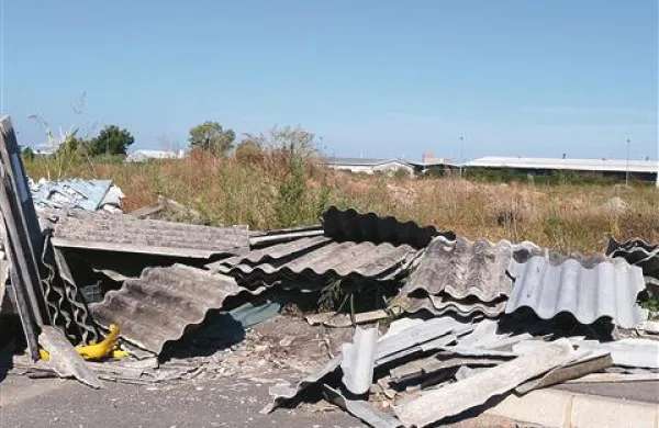 Na enem od divjih odlagališč na Srminu se bohoti tudi azbestna kritina. Po predpisih jo  je treba  oviti s folijo in zalepiti z industrijskim lepilnim trakom. Trdno vezane salonitne   odpadke je treba odložiti na deponijo nenevarnih odpadkov, kjer jih sprejemajo  brezplačno.