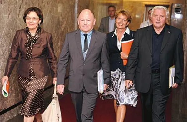 Samu Bevku (v sredini) se zdi eden ključnih projektov  izgradnja nove Narodne in univerzitetne knjižnice.