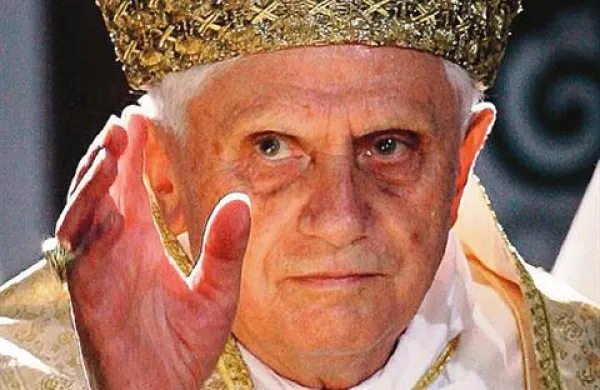 Žrtve spolnih zlorab s strani duhovščine želijo tožiti papeža Benedikta XVI. zaradi zločinov proti človečnosti oziroma zaradi odgovornosti za posilstva in druge spolne zločine po vsem svetu.