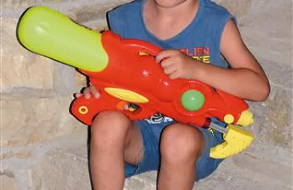 Če se odločite, da boste otroku kupili vsako igračo, ki mu je všeč, ga s tem ne boste pokvarili. Razvadili ga boste, če mu boste kupovali stvari samo zato, ker nočete konfliktov.