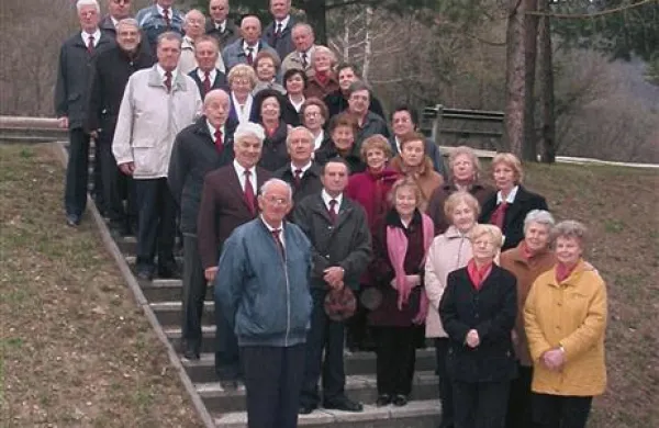 Ta fotografija pevke in pevce bistriškega Mešanega zbora Avgust Šuligoj spominja na četrt stoletja njihove zavezanosti zborovskemu petju.