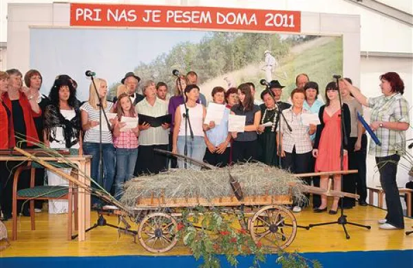   Združeni ljudski pevci z veselim pastirčkom in njegovo zakrivljeno palico