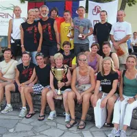 Veselko Španić, predsednik Hitrih nog iz Senožeč (z brado), je zbral svoje tekače, ki so v Trstu  zmagali v moški in ženski konkurenci  štafete 24x1 ura
