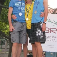 Vsi trije iz Hotedršice, vsi trije člani AD Kladivar Celje, vsi trije med najhitrejšimi v Povirju, vsi trije na stopničkah v kategoriji najmlajših članov, z leve: Borut Albreht, Jernej Šemrov,  Žiga Peklaj