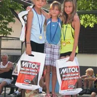 Najboljše deklice letnika 2003. Zmagala je Štajerka Gaja Ahtik, tudi zmagovalka sezone. Po teku jo je očka odpeljal še na DP v Koper, kjer je njena sestra Zala na kilometrski progi osvojila bron med leto starejšimi tekmicami. Od mladih tekačev PPT so si medalje v Kopru priborili še trije: Postojnčan Klemen Vilhar zlato, Tina Žlogar srebrno (vsi U-14), Matic Berginc pa bronasto na 600 metrov (U-12).