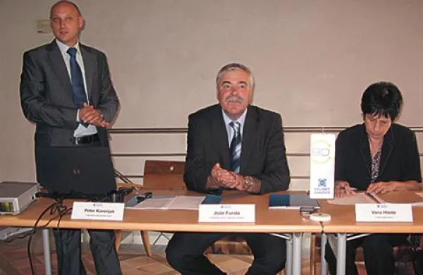 Vodja kadrovsko-splošnih zadev Salonita Peter Korenjak, predsednik uprave Jože Funda in vodja urada uprave Vera Hlede.