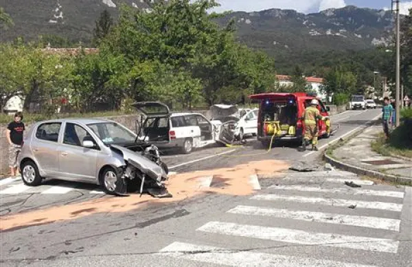 V nesreči sta se laže poškodovala sopotnika v dveh vozilih