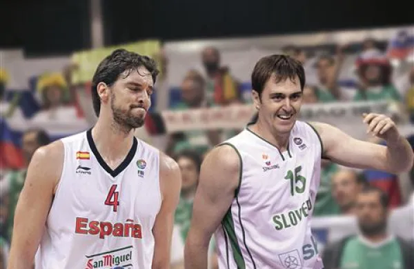 Zvezdnika prve četrtfinalne tekme EP v Litvi bosta Pau Gasol (levo) in Erazem Lorbek. Se lahko zgodi, da bo Lorbek po tekmi vesel, Gasol pa žalosten?