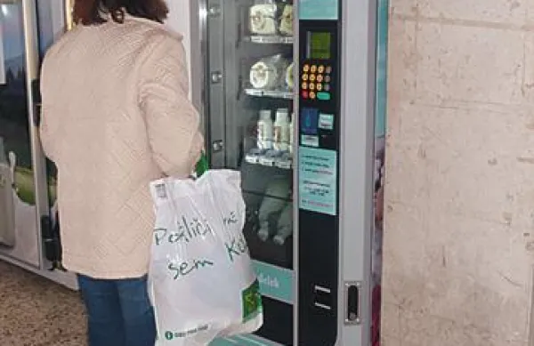 Zavod za zdravstveno varstvo Koper je v vzorcu mleka iz mlekomata na tržnici v Kopru ugotovil prisotnost bakterije listeria monocytogenes.