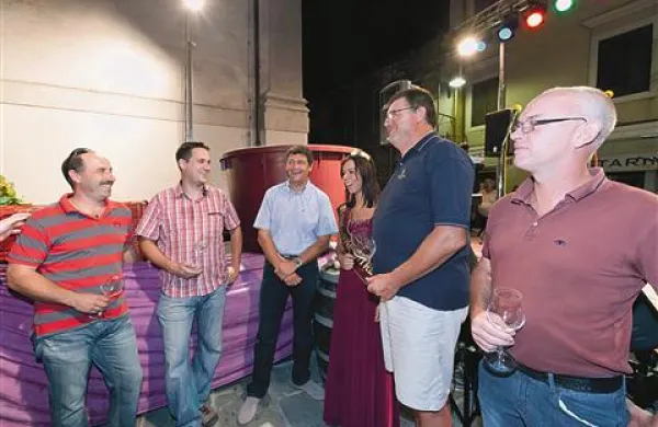Župan Igor Kolenc in istrska vinska kraljica Debora Sosič (v sredini) z izolskimi vinarji Dorjanotom Koreniko, Matejem Koreniko, Brunom Zarom in Frankom Markovičem (z leve)