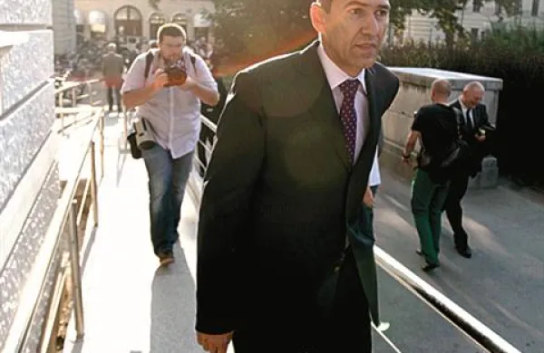 Predsednik SDS Janez Janša pred prihodom na sodišče.