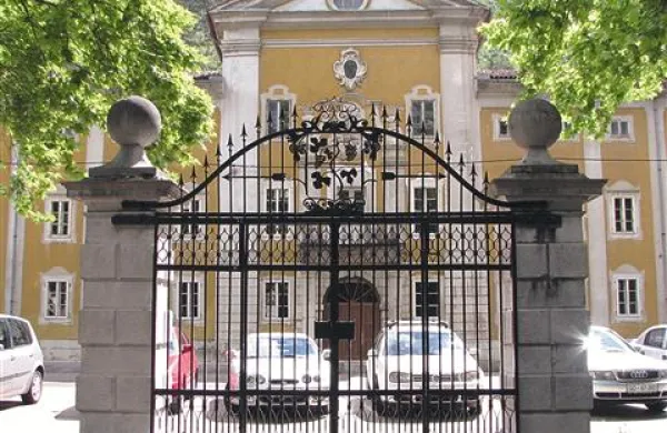 Občina je vrata obnove že drugič odprla cenejšemu Strabagu, a sta se  Stavbenik in Givo spet pritožila. V prvo so jima državni revizorji dali prav. 