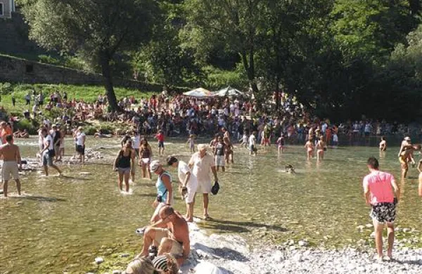 Ko so se pogumneži v Sočo poganjali z mosta v Kanalu, so  obiskovalci “skakali” po reki blizu mosta.  Struga je spet bolj priljubljeno kopališče.
