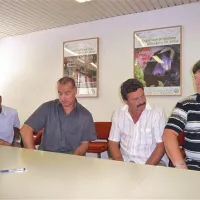 Sečoveljski kmetje Gvido Mahnič (prvi z leve), Adrijano Klobas in Milan Lušina ter predsednik KS Sečovlje Denis Fakin  si želijo, da bi golf igrišče čim prej zgradili. Pravijo, da se je njihovim hrvaškim kolegom, ki kmetujejo ob golfišču v Savudriji, prodaja pridelkov zelo povečala.     