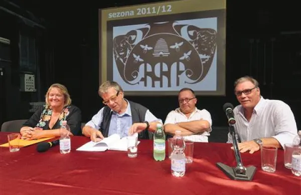 Na novinarski konferenci v Slovenskem stalnem gledališču v  Trstu (z leve): Maja Lapornik, Sergej Verč, Jaša Jamnik in Boris Kobal 