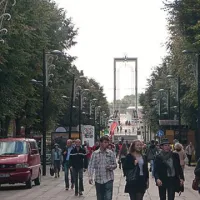Pot v centru Kaunasa, ki iz sprehajalne avenije pelje čez most do nove dvorane Kaunas Arena.