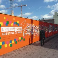 Zid želja na sprehajalni aveniji oziroma promenadi Laisves v Kaunasu.